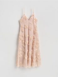 Sukienka z aplikacją - pastelowy róż. Czerwone sukienki damskie Reserved, na co dzień, l, z aplikacjami, z tkaniny, bez kołnierzyka, bez ramiączek, proste. Za 259.99 zł.