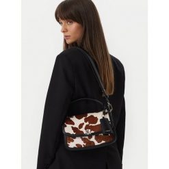 Torebka Guess. Torebki klasyczne damskie Guess, z aplikacjami, bez dodatków. Za 634.99 zł.