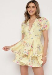 Żółta Bawełniana Sukienka w Kwiaty o Rozkloszowanym Kroju z Falbankami Norittia. Żółte sukienki damskie Born2be, na co dzień, m, bez wzorów, z bawełny, eleganckie, bez kołnierzyka, bez ramiączek, mini, rozkloszowane. W wyprzedaży za 151.99 zł.