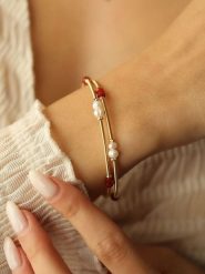 Pierres delicates Pozłacana bransoletka z perłami i agatem rozmiar: onesize. Białe bransoletki damskie Pierres delicates, pozłacane. Za 43.99 zł.