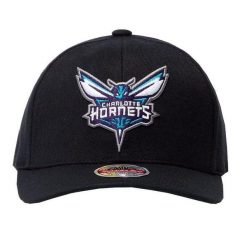 Czapka z daszkiem męska do koszykówki Mitchell & Ness NBA Charlotte Hornets. Czarne czapki męskie Mitchell & Ness, bez wzorów, sportowe. Za 149.00 zł.