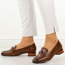 Brązowe skórzane półbuty damskie na obcasie Vinceza 39978. Brązowe półbuty damskie VINCEZA, z aplikacjami, z jeansu, biznesowe, bez obcasa, na obcasie. Za 219.00 zł.