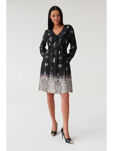 TATUUM Sukienka w kolorze czarnym rozmiar: 46. Czarne sukienki damskie Tatuum, bez wzorów, z wiskozy, bez kołnierzyka, bez ramiączek, midi. Za 179.22 zł.