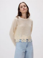 Ażurowy sweter - kremowy. Białe swetry klasyczne damskie Reserved, l, z bawełny, bez kołnierzyka. W wyprzedaży za 59.99 zł.