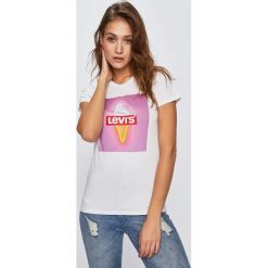 Levi's - Top. Białe topy damskie Levi's, s, bez wzorów, z bawełny, bez kołnierzyka. W wyprzedaży za 69.90 zł.