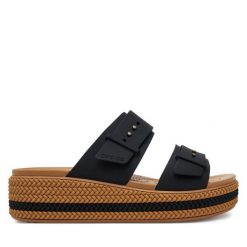 Klapki Crocs. Czarne klapki damskie Crocs, bez wzorów, bez obcasa. Za 219.99 zł.
