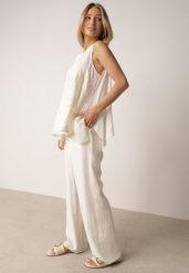 Biały Rustykalny Komplet z Wiskozy i Lnu Spodnie i Bluzka z Haftem Acalerodia. Białe spodnie materiałowe damskie Born2be, z aplikacjami, z materiału, boho. Za 139.99 zł.