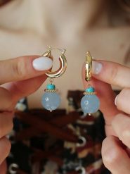 Pierres delicates Pozłacane kolczyki-kreole z akwamarynami rozmiar: onesize. Niebieskie kolczyki damskie Pierres delicates, z akwamarynem, pozłacane. Za 43.99 zł.