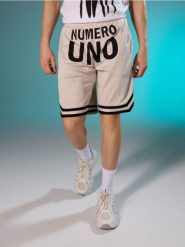 Szorty z napisem Numero Uno - kremowy. Białe szorty męskie Sinsay, bez wzorów. Za 39.99 zł.