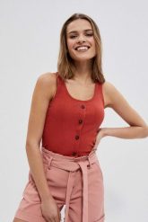 Prążkowany top z guzikami rubinowy. Czerwone topy damskie MOODO, xs, bez wzorów, z bawełny, bez kołnierzyka. W wyprzedaży za 20.99 zł.