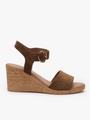 Brązowe sandały na koturnie. Brązowe sandały damskie Ryłko, bez wzorów, ze skóry, bez obcasa, na koturnie. Za 349.99 zł.