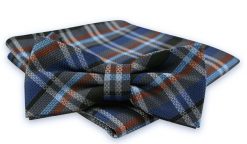 Granatowo-Szara Mucha Męska -ALTIES- z Taką Samą Poszetką, w Kratkę. Niebieskie krawaty i muchy męskie Alties, bez wzorów, eleganckie. Za 54.00 zł.