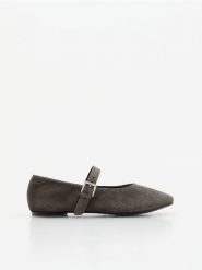 Zamszowe baleriny z paskiem - ciemnoszary. Szare baleriny damskie Reserved, bez wzorów, z zamszu, bez obcasa. Za 129.99 zł.