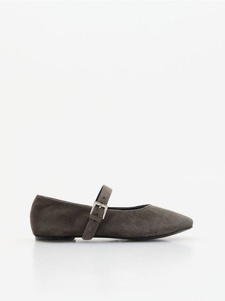 Zamszowe baleriny z paskiem - ciemnoszary. Szare baleriny damskie Reserved, bez wzorów, z zamszu, bez obcasa. Za 129.99 zł.