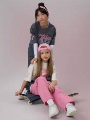 4F T-shirt loose z nadrukiem dziewczęcy - szary 134/140 (8-10 lat). Szare koszulki dziewczęce 4f, z aplikacjami, z bawełny, bez ramiączek. Za 59.99 zł.