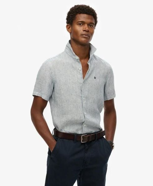 Superdry Haftowana lniana koszula Vacation – Navy Ticking Linen. Niebieskie koszule męskie Superdry., na lato, l, bez wzorów, ze lnu, bez kołnierzyka, bez ramiączek. Za 292.50 zł.