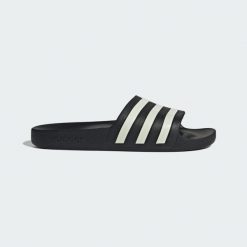Klapki adilette Aqua. Białe klapki damskie Adidas, bez wzorów, bez obcasa. Za 119.00 zł.