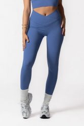 Damskie legginsy z kopertowym wysokim stanem, bez przedniego szwu – fioletowy. Fioletowe legginsy sportowe damskie AESTHETIC WOLF, s, bez wzorów, z materiału, z podwyższonym stanem, na fitness i siłownię. Za 269.99 zł.