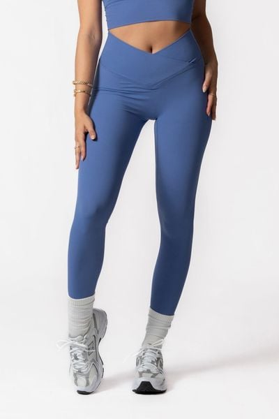 Damskie legginsy z kopertowym wysokim stanem, bez przedniego szwu – fioletowy. Fioletowe legginsy sportowe damskie AESTHETIC WOLF, s, bez wzorów, z materiału, z podwyższonym stanem, na fitness i siłownię. Za 269.99 zł.