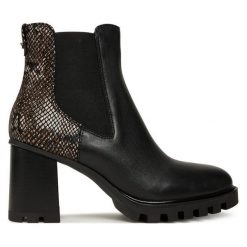 Botki Tamaris. Czarne botki damskie Tamaris, bez obcasa, na słupku, bez zapięcia. Za 339.99 zł.