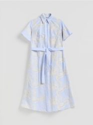 Koszulowa sukienka z haftem - jasnoniebieski. Niebieskie sukienki damskie Reserved, l, bez wzorów, z bawełny, bez kołnierzyka, bez ramiączek, koszulowe. Za 229.99 zł.