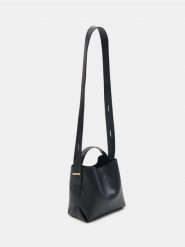 Mała torebka worek z długim paskiem - czarny. Czarne torebki klasyczne damskie Sinsay, bez wzorów, małe, bez dodatków. Za 39.99 zł.