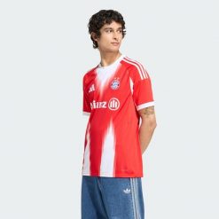 Koszulka podstawowa FC Bayern 25/26 (drużyna żeńska). Czerwone t-shirty sportowe męskie Adidas, l, z materiału, bez ramiączek, do piłki nożnej. Za 437.90 zł.