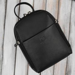 Plecak damski skórzany miejski mały czarny elegancki Paolo Peruzzi AY-26-BL. Czarne plecaki damskie bez wzorów, z materiału, eleganckie. Za 229.00 zł.