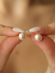 Pierres delicates Pozłacane kolczyki-wkrętki z perłami rozmiar: onesize. Pomarańczowe kolczyki damskie Pierres delicates, z perłą, pozłacane. Za 56.66 zł.