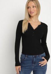 Czarna Bluzka z Wiskozą Ozdobiona Koronką i Guzikami Midvira. Czarne bluzki damskie Born2be, m, bez wzorów, z jeansu, bez kołnierzyka, bez ramiączek. Za 69.99 zł.