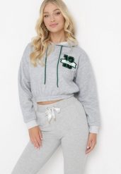 Jasnoszara Bluza o Krótkim Fasonie z Kapturem i Ściągaczami oraz Nadrukiem Varel. Szare bluzy z kapturem damskie Born2be, l. Za 34.99 zł.