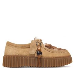 Półbuty Clarks. Brązowe półbuty damskie Clarks, bez wzorów, bez obcasa, na płaskiej podeszwie. Za 479.99 zł.