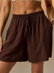 Wiskozowe szorty z kieszeniami - brązowy. Brązowe szorty damskie Sinsay, bez wzorów, z wiskozy. Za 25.99 zł.