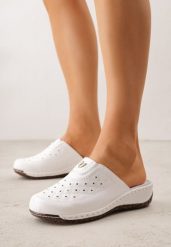 Białe Klapki na Koturnie z Perforacją Tłoczeniem i Metaliczną Aplikacją Eupheda. Białe klapki damskie Born2be, z aplikacjami, z dresówki, bez obcasa, na koturnie. Za 79.99 zł.
