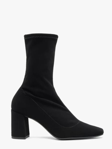 Czarne wyższe botki skarpetowe na słupku. Czarne botki damskie Ryłko, z nubiku, bez obcasa, na obcasie, bez zapięcia. W wyprzedaży za 349.99 zł.