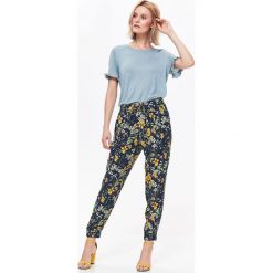 SPODNIE DAMSKIE W KWIATY. Spodnie materiałowe damskie TOP SECRET, bez wzorów, z tkaniny. W wyprzedaży za 59.99 zł.