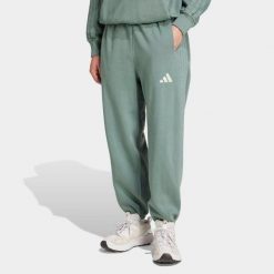Spodnie polarowe z efektem sprania ADIDAS ALL SZN. Zielone spodnie materiałowe męskie Adidas, bez wzorów, z bawełny, eleganckie. Za 289.99 zł.