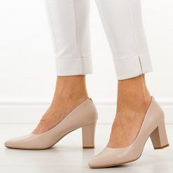 Kremowy róż czółenka damskie na słupku Sergio Leone Pb403. Czerwone czółenka damskie Sergio Leone, bez wzorów, z jeansu, bez obcasa, na słupku. W wyprzedaży za 152.10 zł.