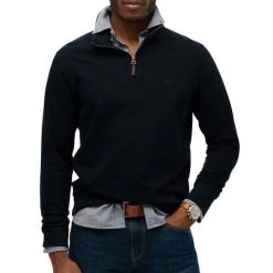 Klasyczny sweter z kołnierzem typu półgolf Superdry Essential. Czarne swetry męskie Superdry., xl, z aplikacjami, z materiału, bez kołnierzyka. Za 363.55 zł.