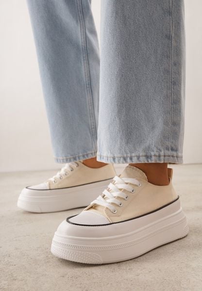 Beżowe Trampki VICES na Grubej Podeszwie Zdobione Lamówką Riosara. Brązowe trampki i tenisówki damskie Born2be, z aplikacjami, z jeansu. Za 89.99 zł.