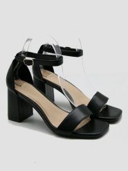 Bellucci Sandały w kolorze czarnym na obcasie rozmiar: 40. Czarne sandały damskie Bellucci, bez wzorów, bez obcasa, na koturnie. Za 86.99 zł.