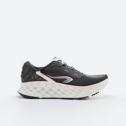 Buty do biegania damskie Kiprun KS900.2. Białe obuwie do biegania damskie KIPRUN. W wyprzedaży za 399.99 zł.