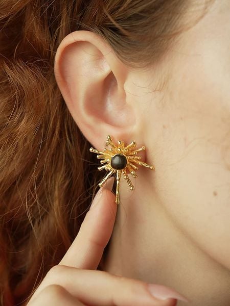 Pierres delicates Pozłacane kolczyki-wkrętki z tygrysim okiem rozmiar: onesize. Żółte kolczyki damskie Pierres delicates, pozłacane. Za 91.77 zł.