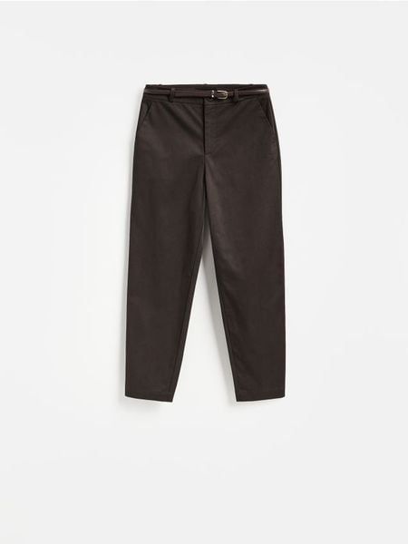 Spodnie chino z paskiem - ciemnobrązowy. Brązowe spodnie materiałowe damskie Reserved, bez wzorów, z bawełny. Za 109.99 zł.