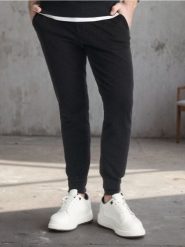 Spodnie dresowe slim jogger - czarny. Czarne spodnie sportowe męskie Sinsay, z dresówki. W wyprzedaży za 19.99 zł.