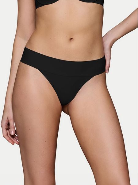 Triumph Stringi Make-Up Illusion 10218386 Czarny. Czarne stringi damskie Triumph, bez wzorów, z syntetyku. Za 69.99 zł.