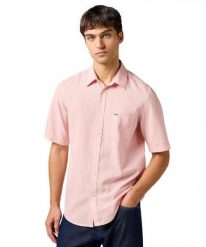 MESKA KOSZULA WRANGLER SS 1 PKT SHIRT SILVER PINK 112362676. Różowe koszule męskie Wrangler, m, bez wzorów, bez kołnierzyka, bez ramiączek. Za 179.99 zł.