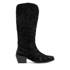 Kozaki Lasocki. Czarne kozaki damskie Lasocki, bez obcasa, na słupku. Za 369.99 zł.
