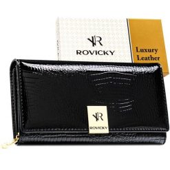 Duży, czarny, lakierowany portfel damski ze skóry naturalnej zamykany na zatrzask RH-20A-1-RS Rovicky. Czarne portfele damskie ROVICKY, bez wzorów, z lakierowanej skóry. Za 94.99 zł.