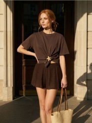 Bawełniana koszulka z ozdobną aplikacją w kształcie rozgwiazdy - brązowy. Brązowe t-shirty damskie Sinsay, l, z aplikacjami, z bawełny, bez kołnierzyka. Za 29.99 zł.